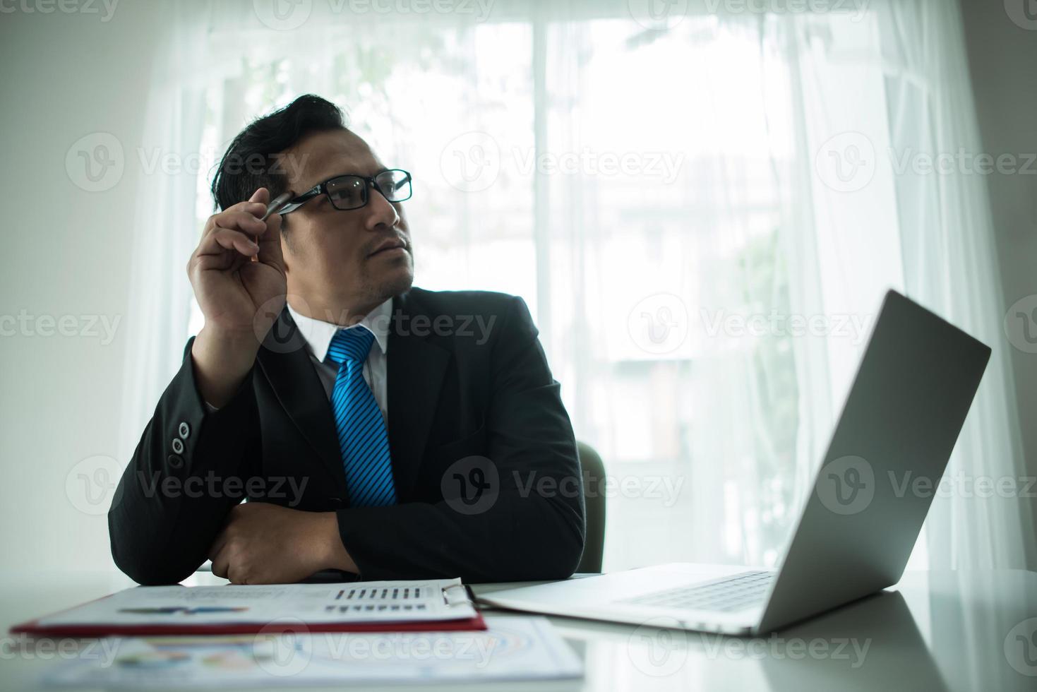 joven empresario trabajando con un portátil en la oficina foto