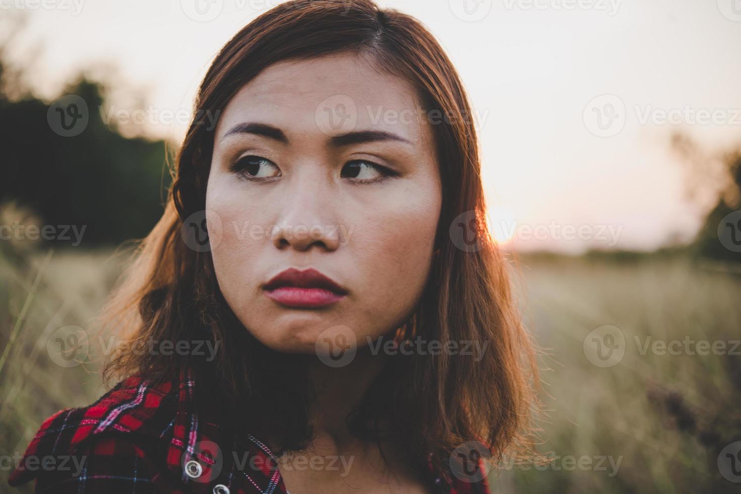 primer plano, de, un, hermoso, triste, niña joven, en, un, campo foto