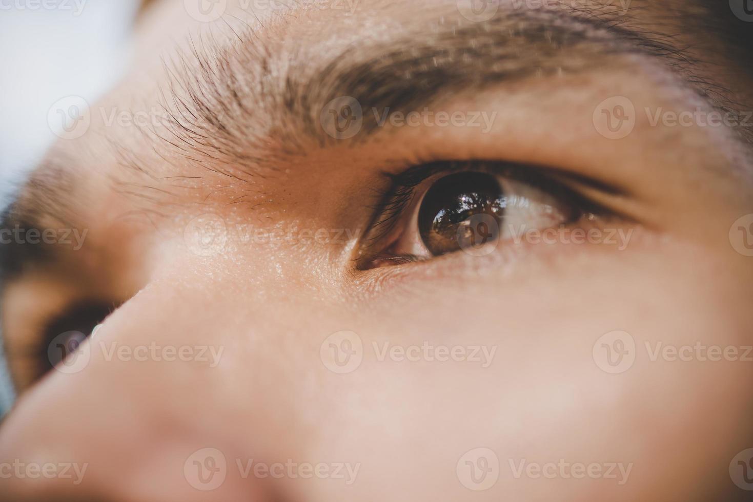 ojos marrones de hombre foto