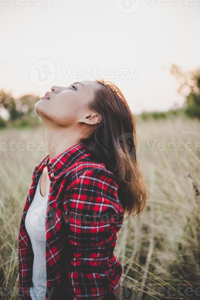 primer plano, de, un, hermoso, triste, niña joven, en, un, campo foto