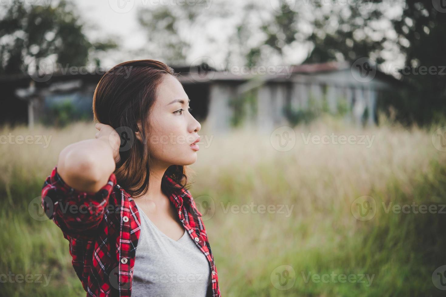 hermosa joven caminando por un campo de verano foto