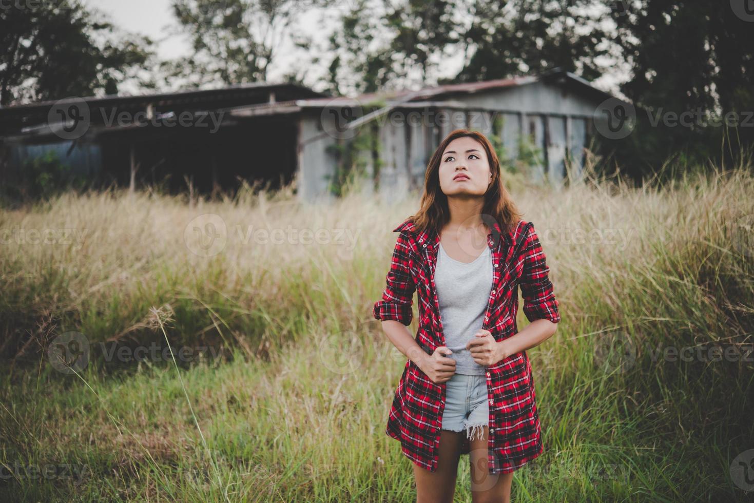 hermosa joven caminando por un campo de verano foto