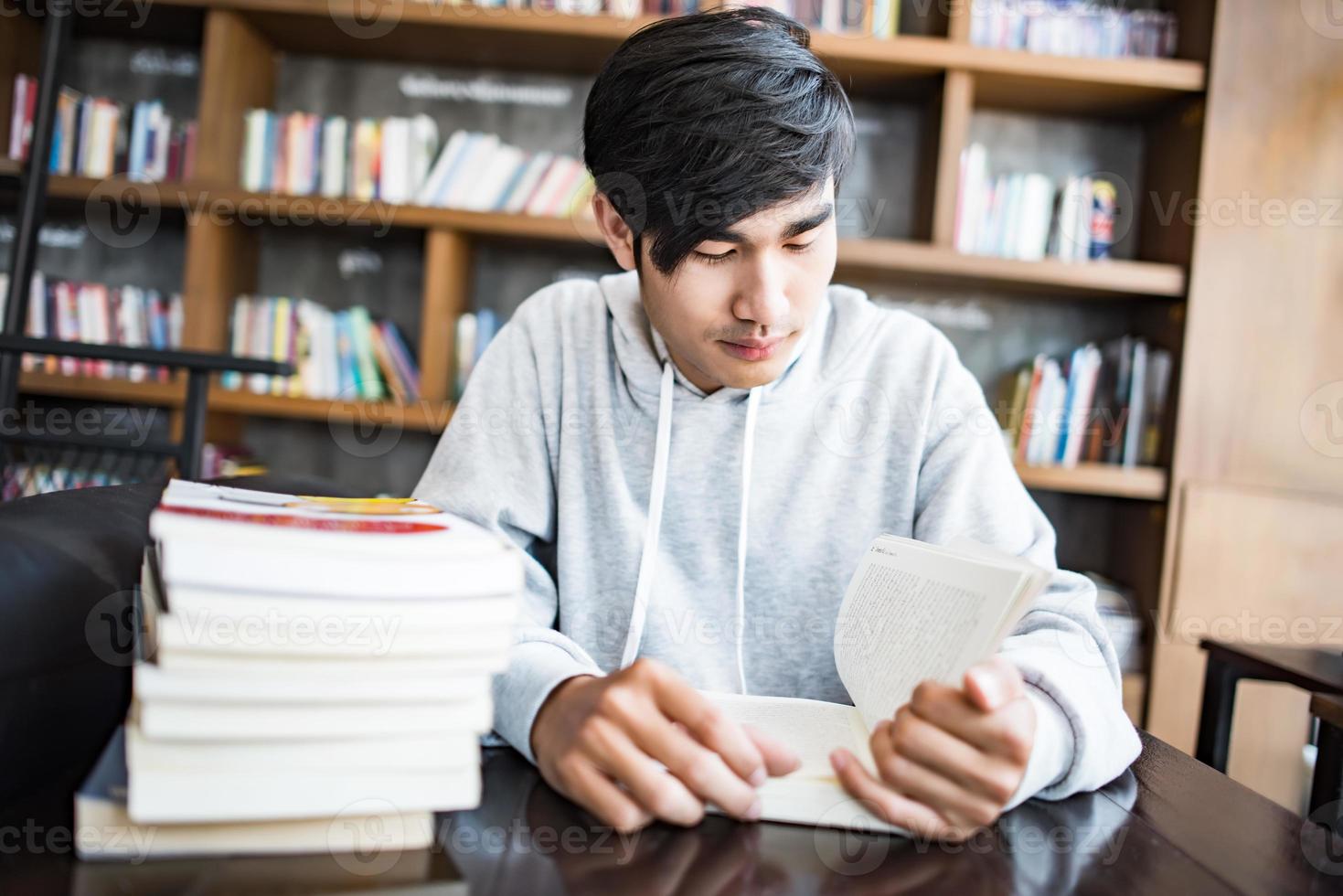 joven leyendo libros en un café foto