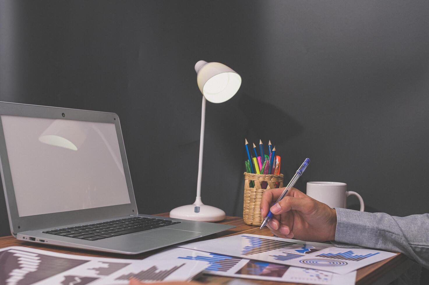 empresario en su escritorio foto