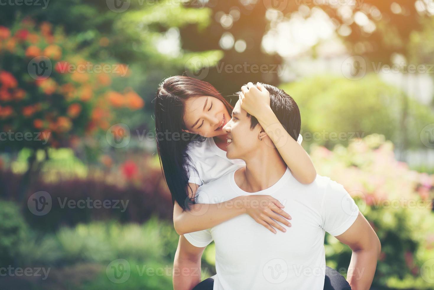 feliz pareja de vacaciones disfrutando el uno del otro en el parque foto