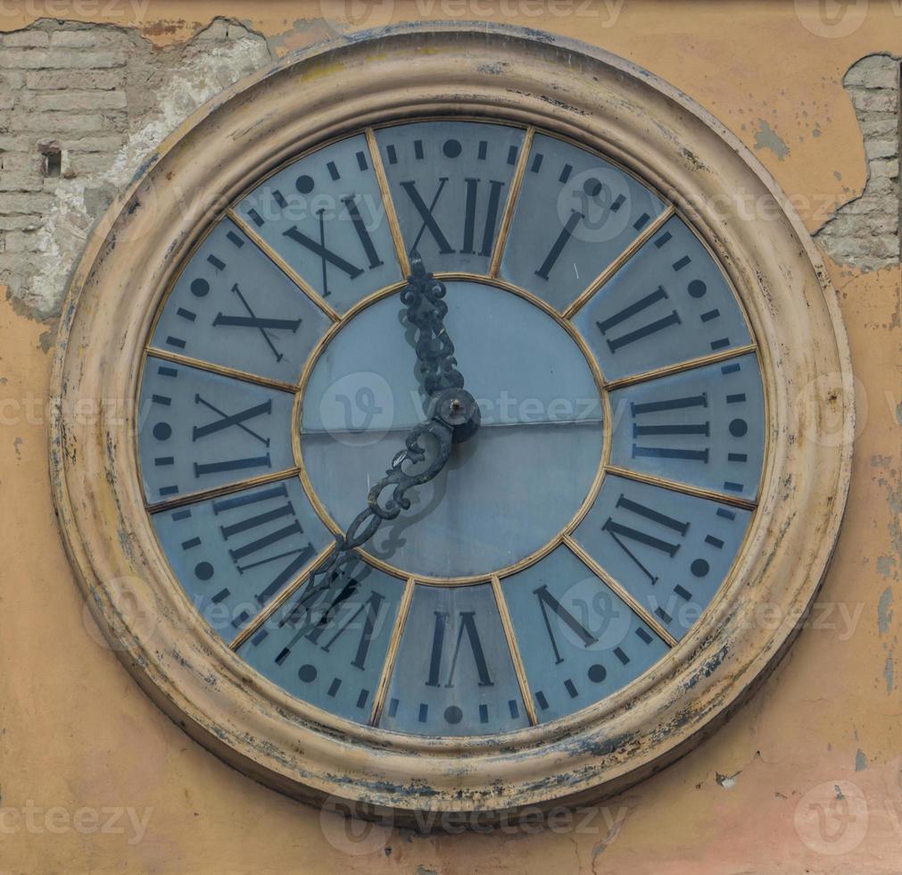 antiguo reloj en un edificio italiano foto