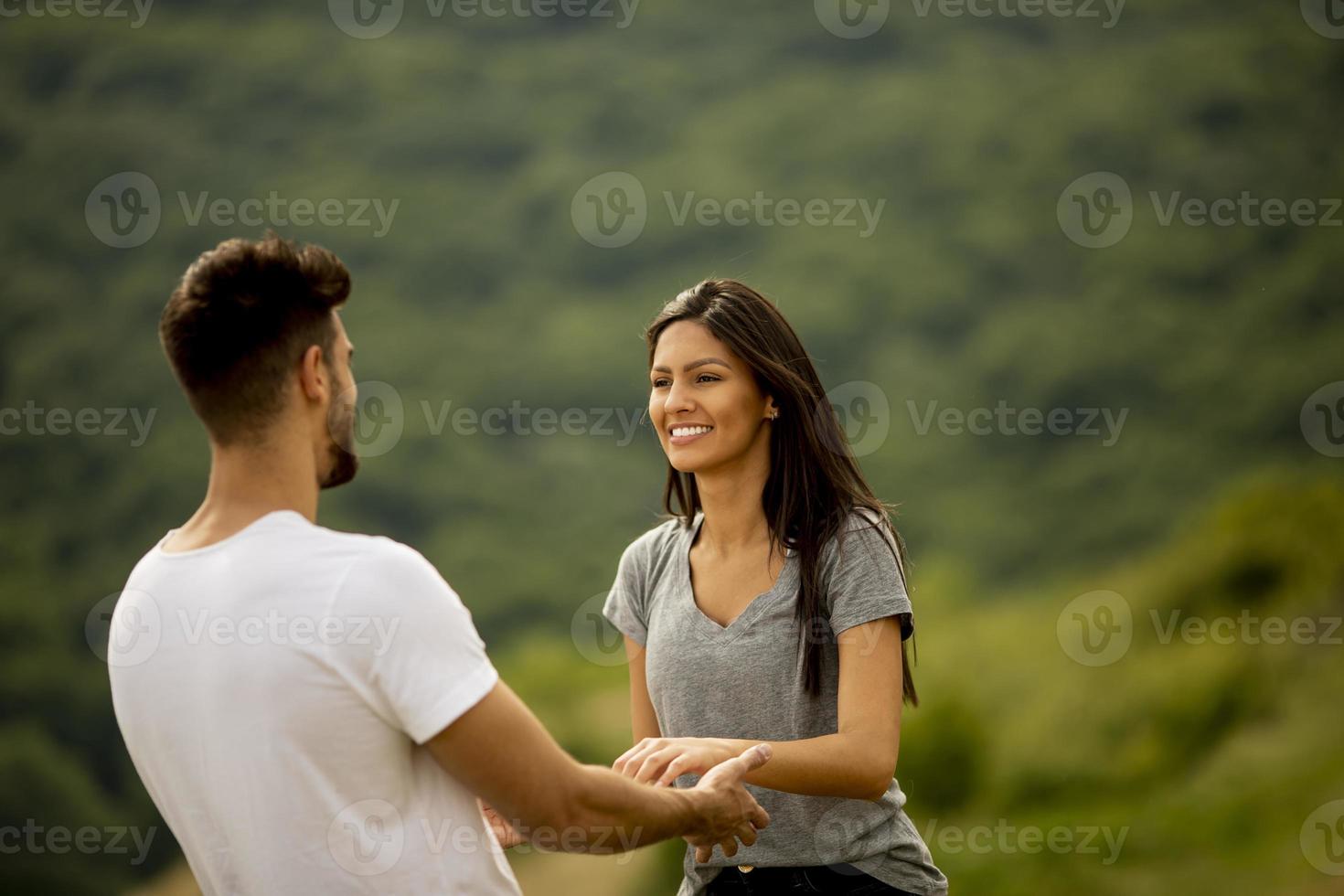 feliz, pareja joven, enamorado, en el campo de hierba foto