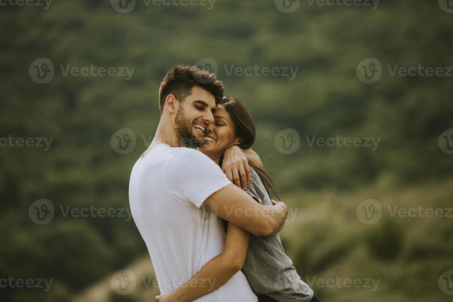 feliz, pareja joven, enamorado, en el campo de hierba foto