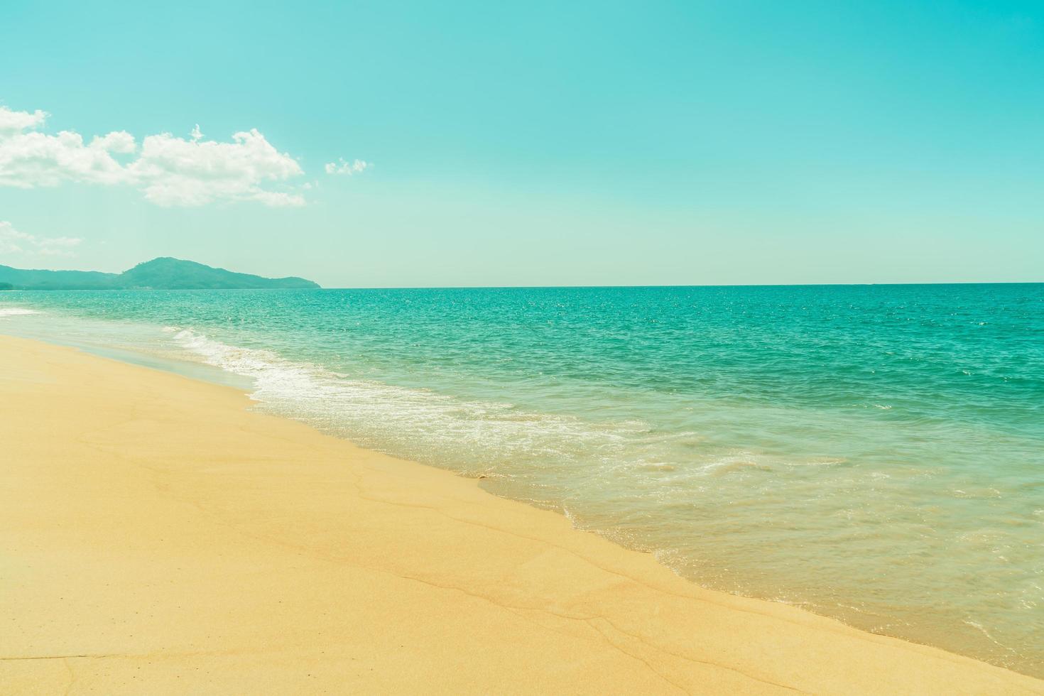 hermosa playa de arena y mar foto