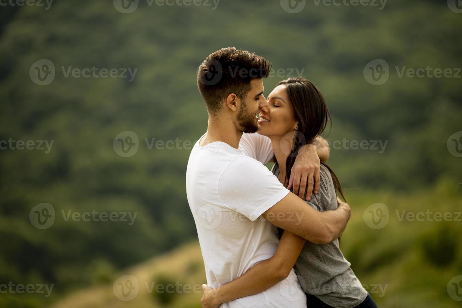 feliz, pareja joven, enamorado, en el campo de hierba foto