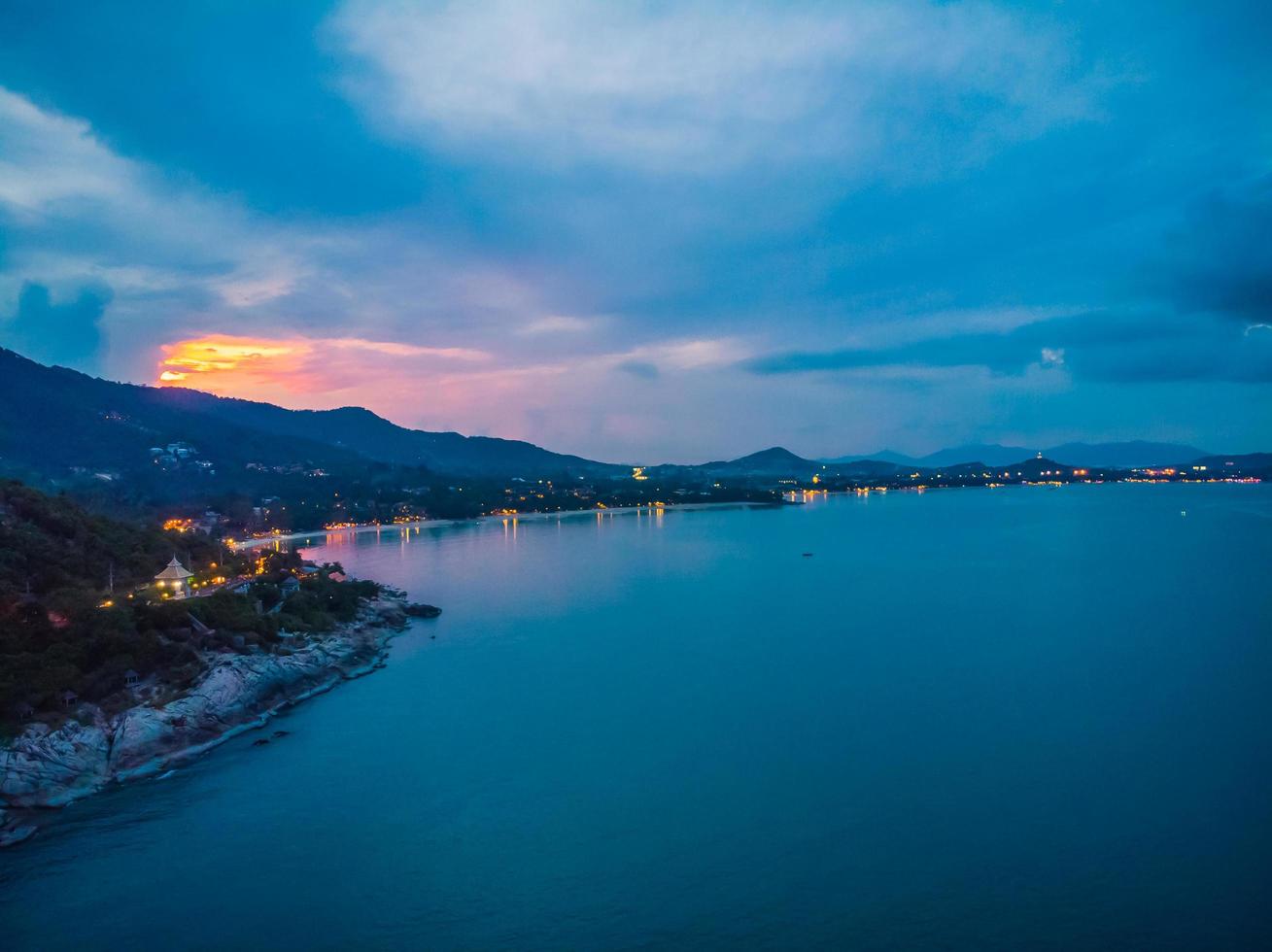 Vista aérea de la hermosa playa tropical en la isla de Koh Samui, Tailandia foto