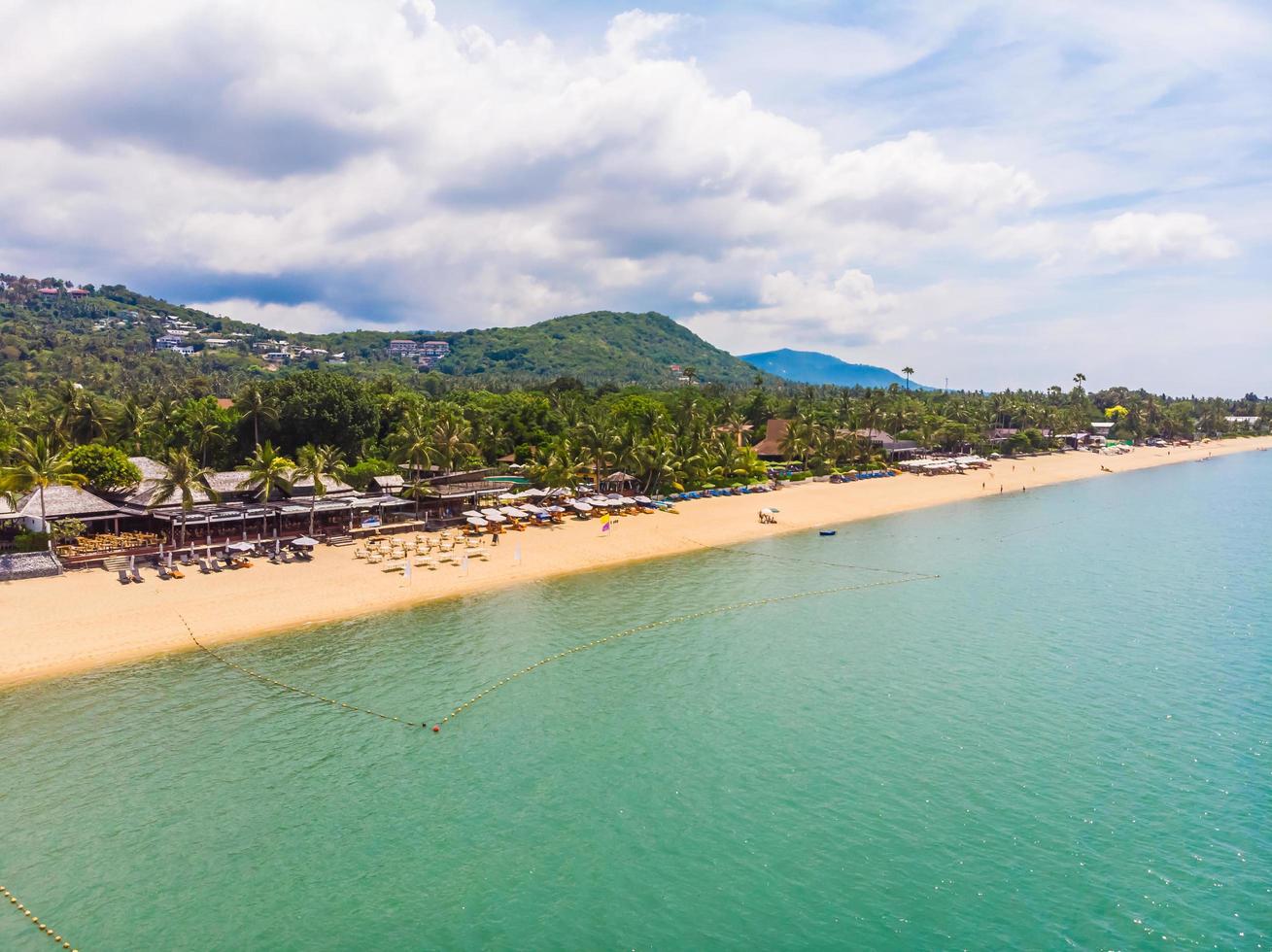 Vista aérea de la hermosa playa tropical en la isla de Koh Samui, Tailandia foto