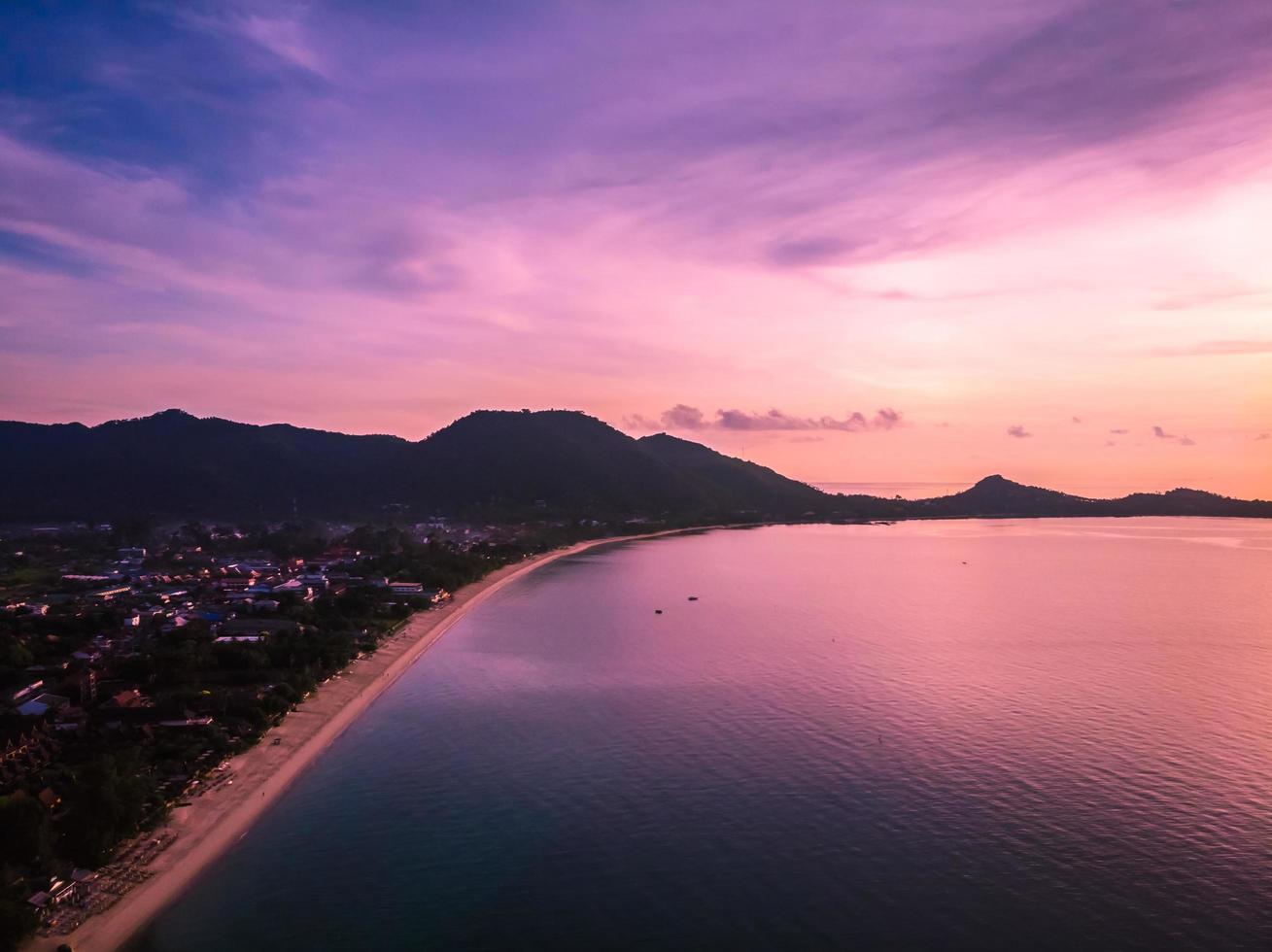 Vista aérea de la hermosa playa tropical en la isla de Koh Samui, Tailandia foto