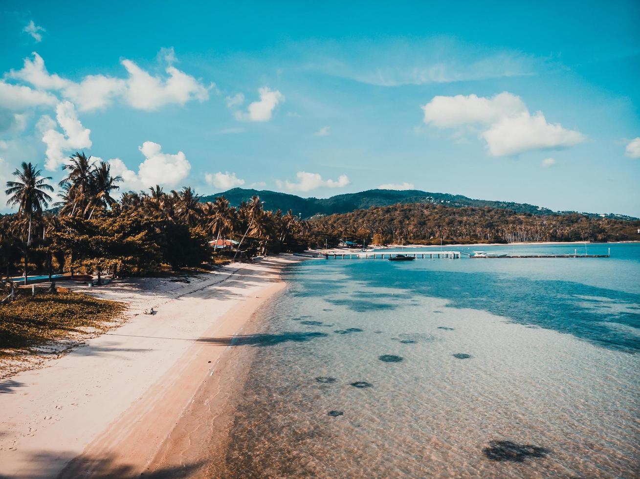 Vista aérea de la hermosa playa tropical en la isla de Koh Samui, Tailandia foto