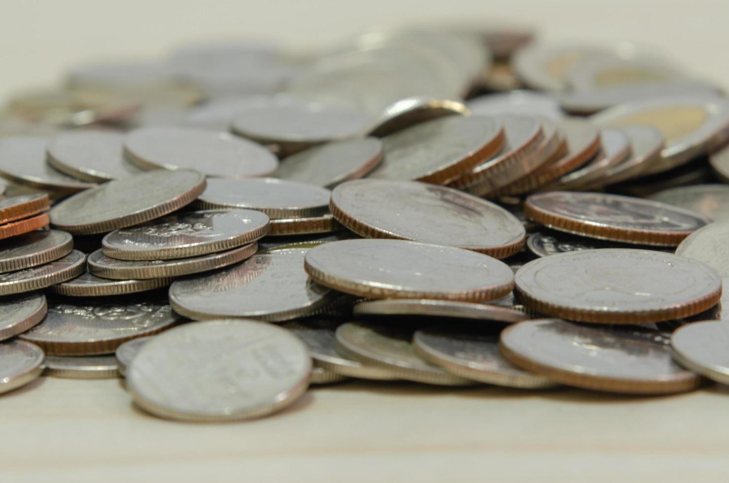 monedas de dinero tailandés juntaron fondo. foto