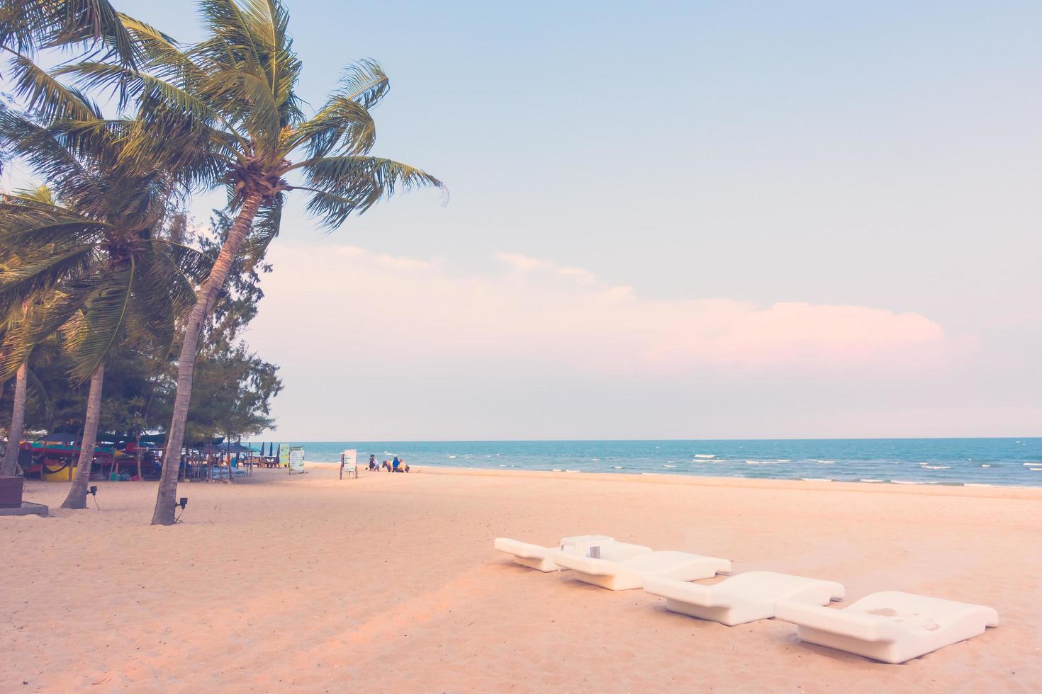 hermosa playa de arena y mar foto