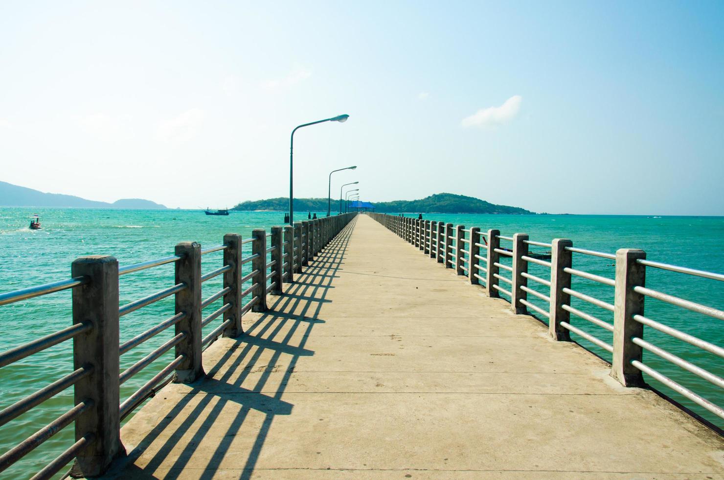 un puente hacia el mar en phuket foto