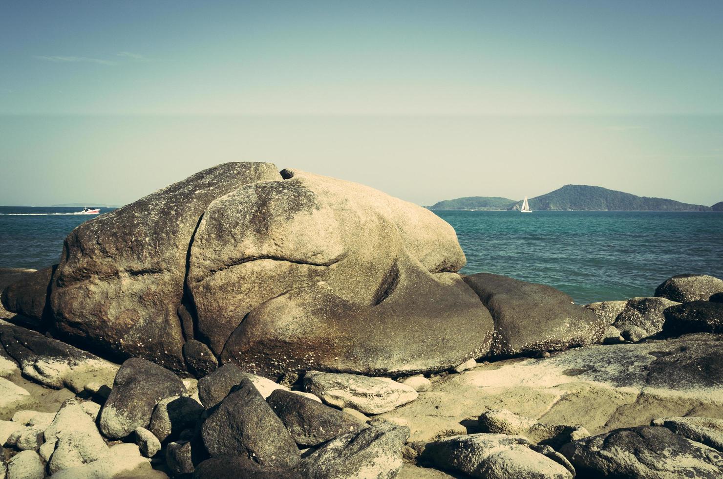 rocas, mar y cielo azul en phuket, tailandia foto