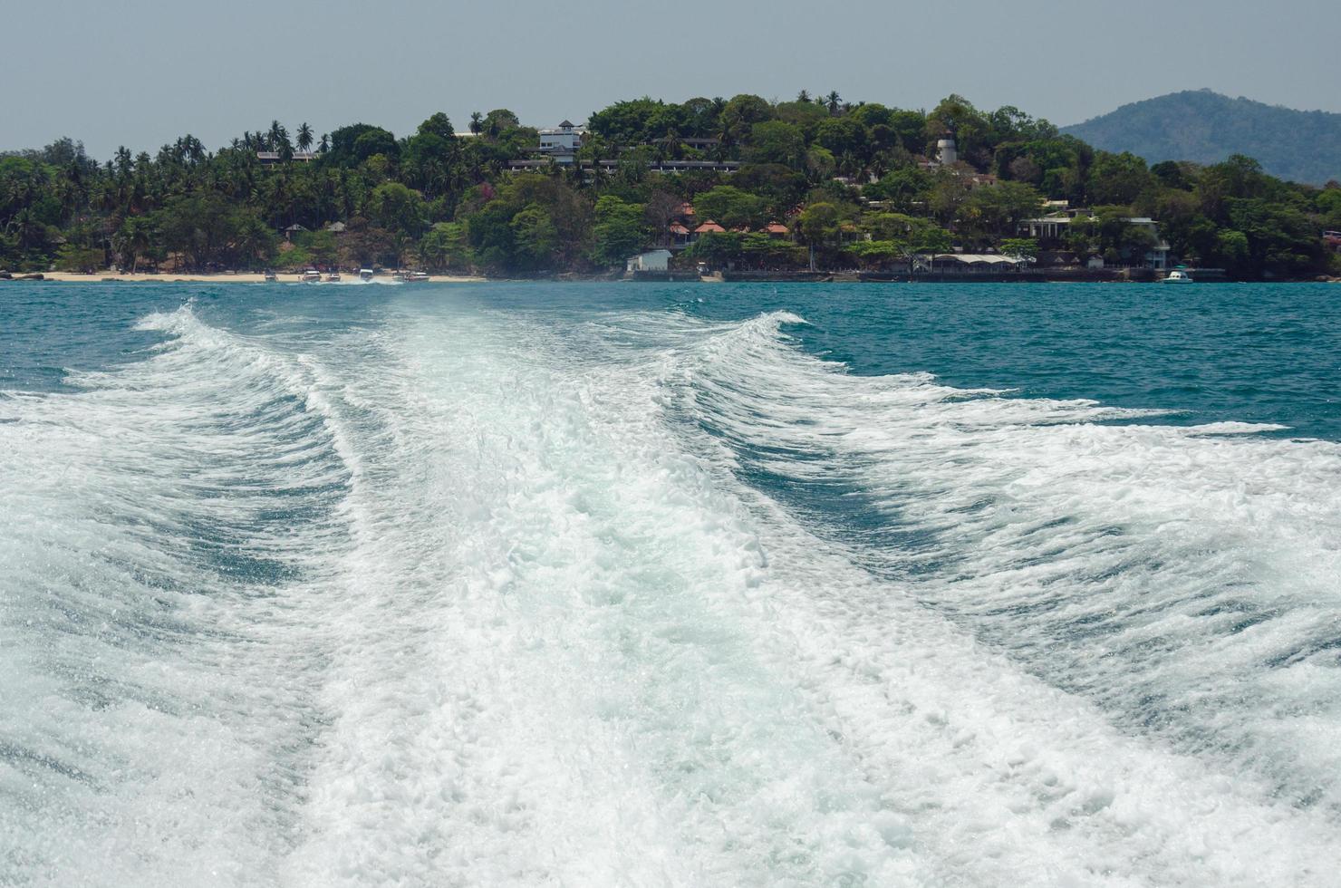 olas de un barco de alta velocidad foto