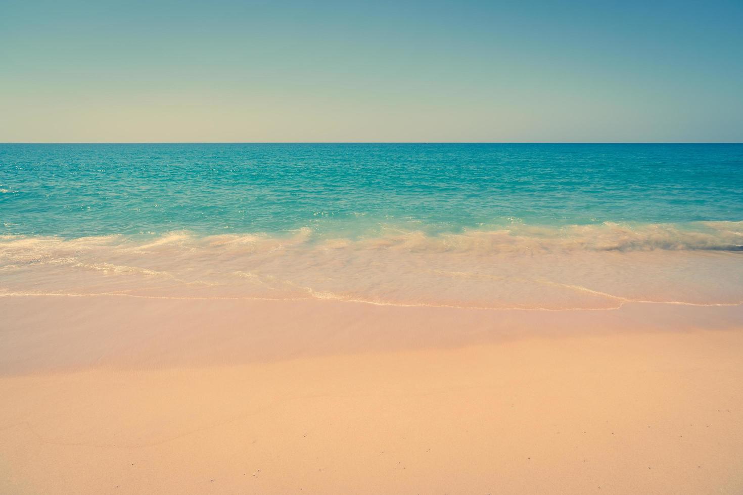 hermosa playa de arena y mar foto