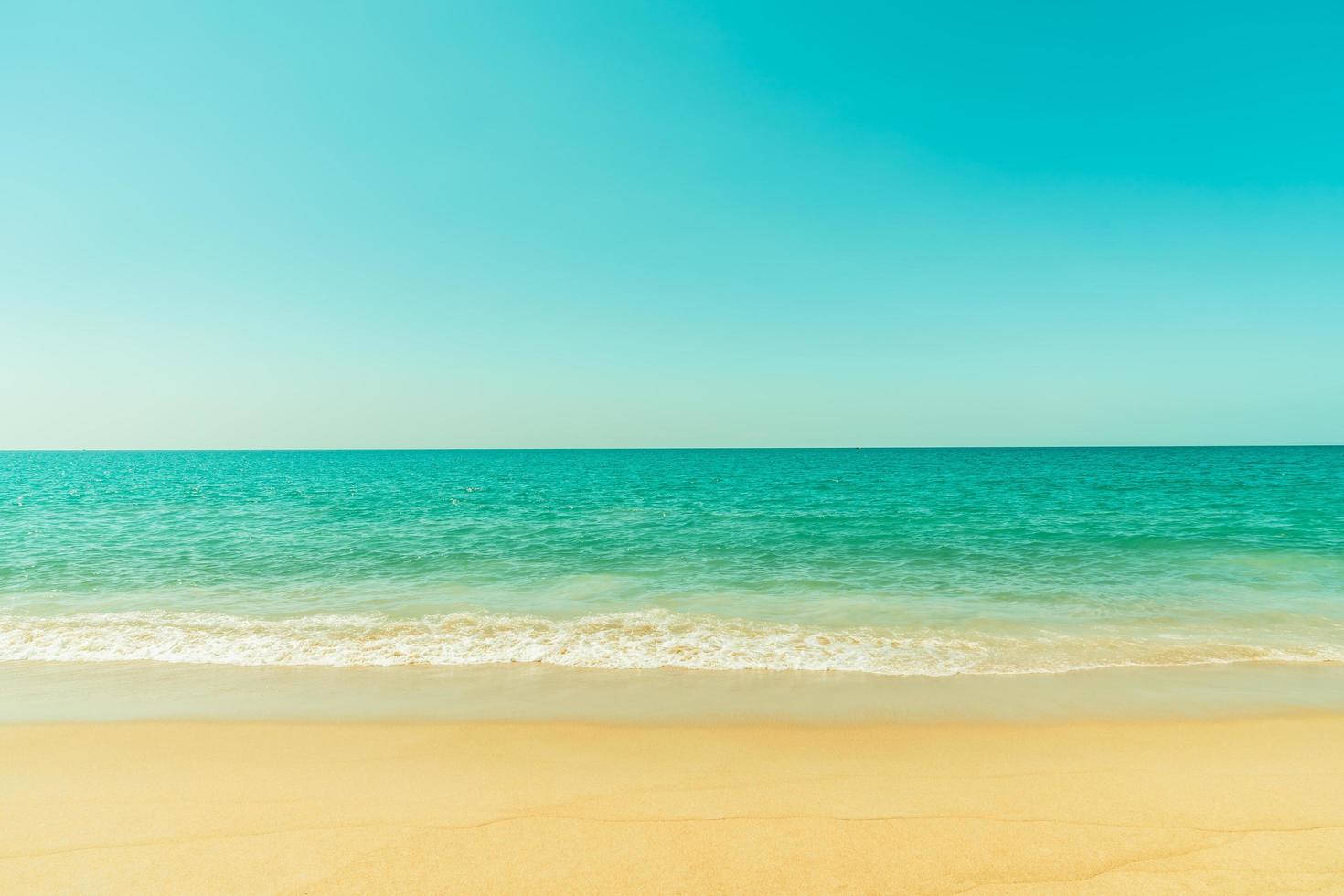 hermosa playa de arena y mar foto