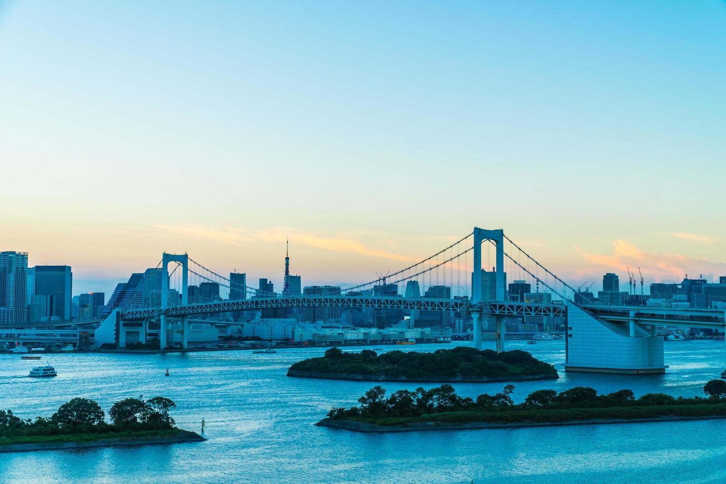 paisaje urbano de la ciudad de tokio con el puente arcoiris foto