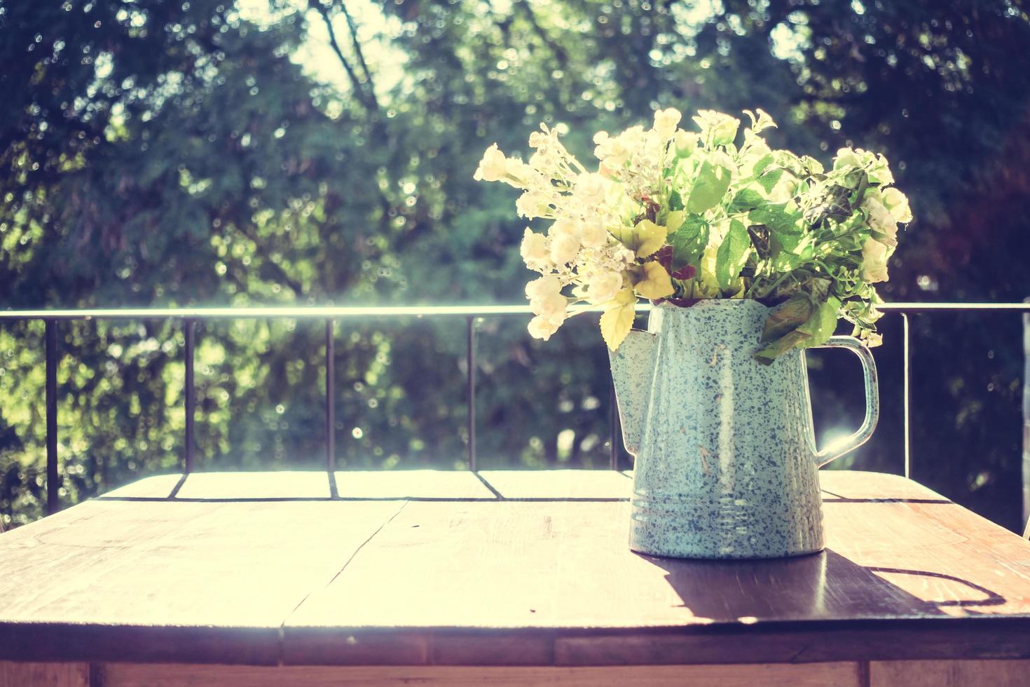 florero y flores en la mesa foto