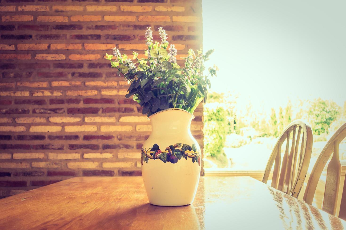 florero y flores en la mesa foto