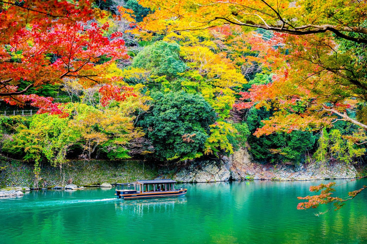 Hermoso río Arashiyama en Kioto, Japón foto