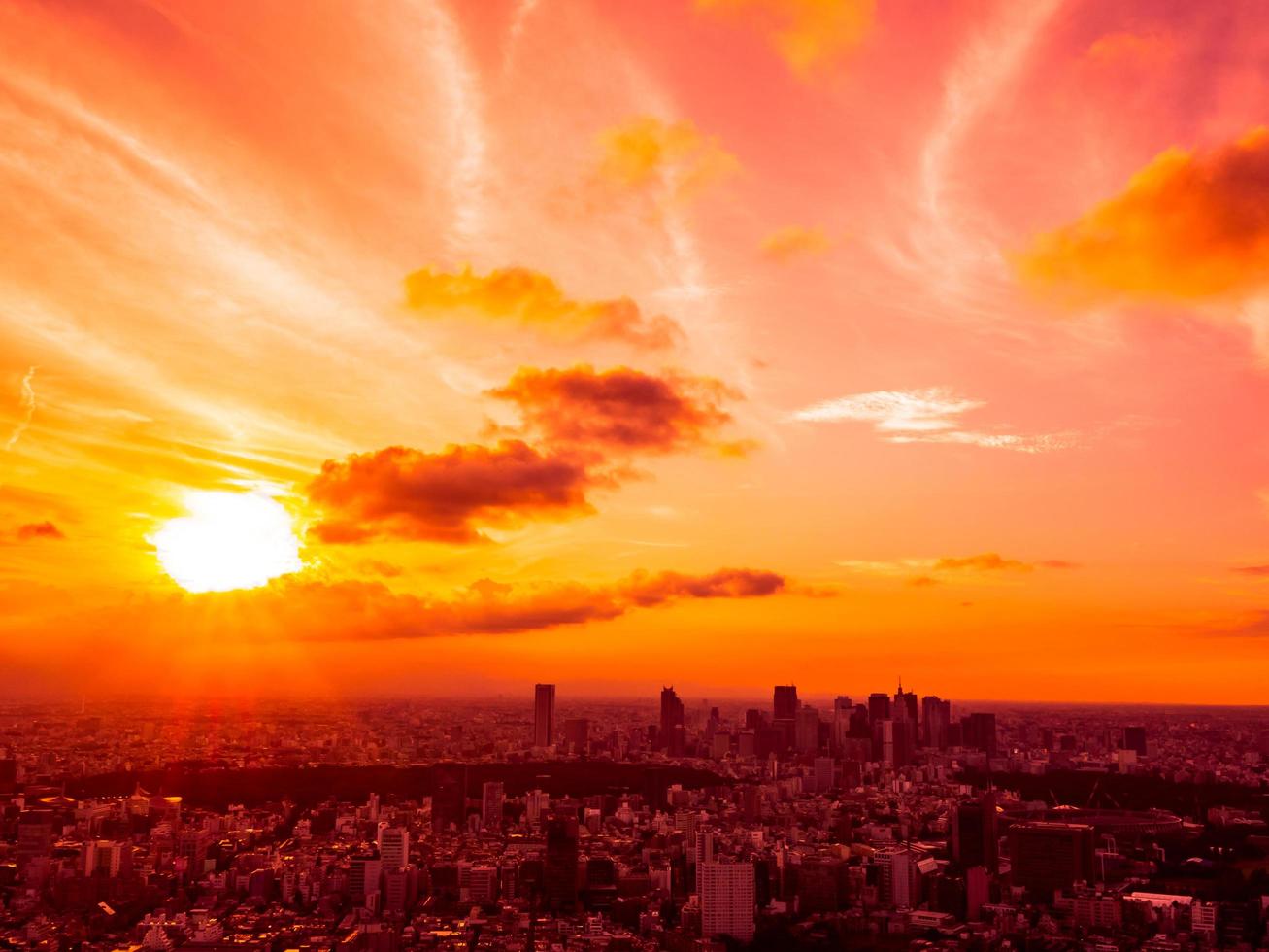 vista aérea de la ciudad de tokio al atardecer foto