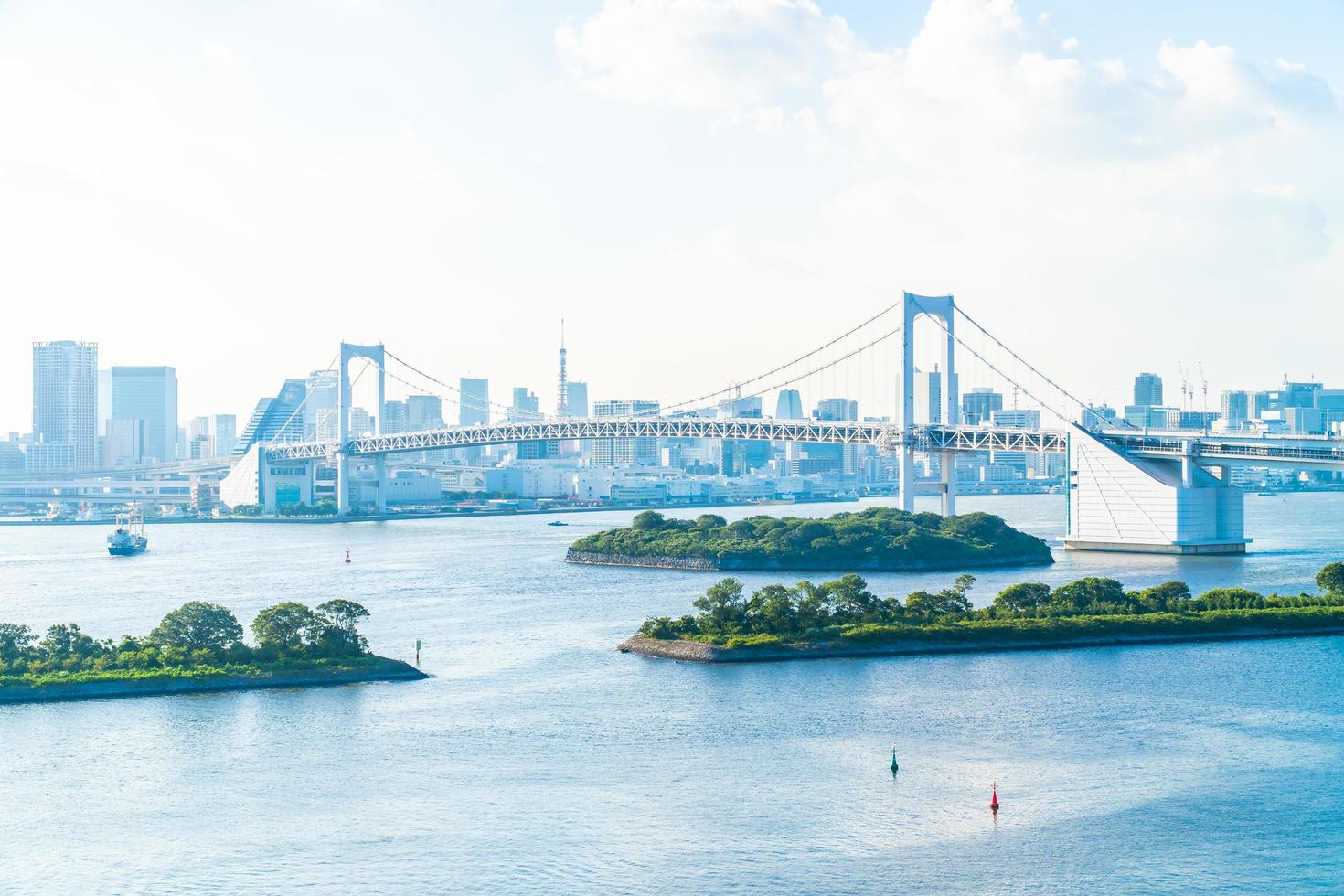 paisaje urbano de la ciudad de tokio con el puente arcoiris foto