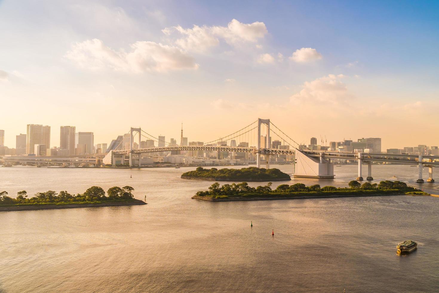 paisaje urbano de la ciudad de tokio con el puente arcoiris foto