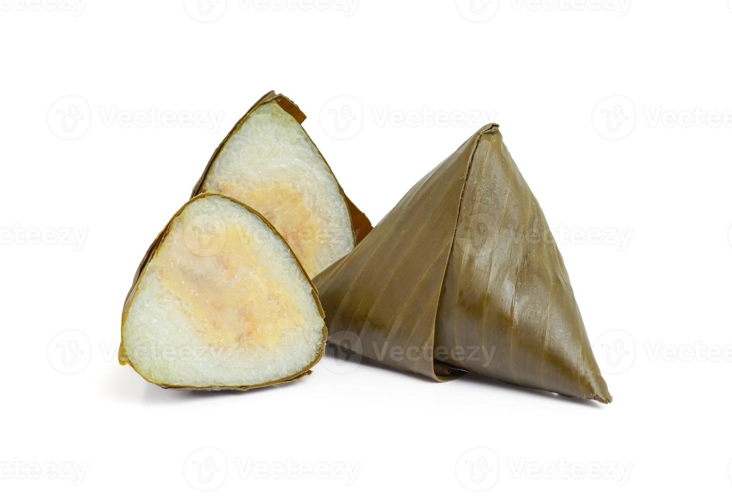 Ba jang o bola de masa de arroz pegajoso envuelto en hojas de plátano sobre fondo blanco. foto