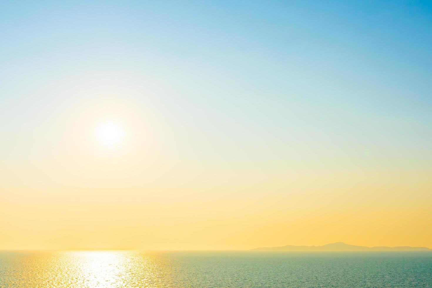 hermoso atardecer o amanecer en el océano foto