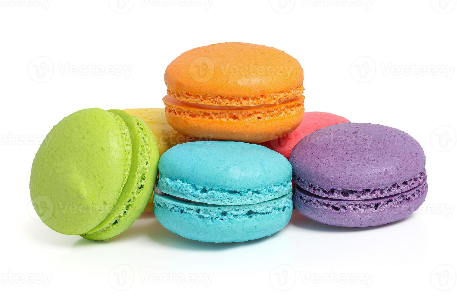 macarons de colores sobre fondo blanco foto