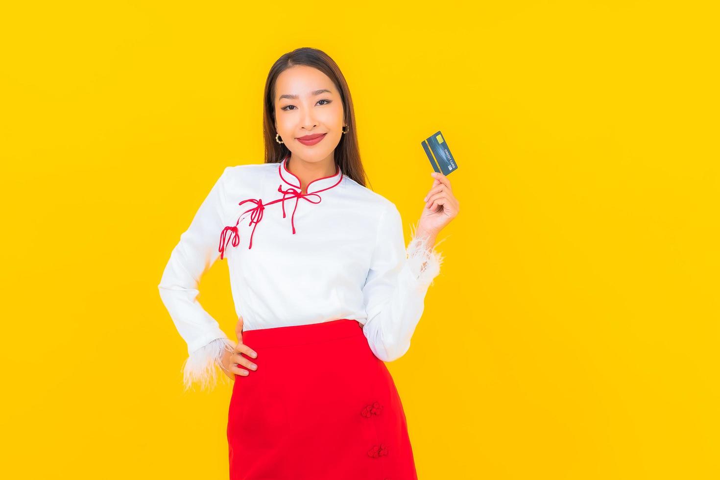 joven, mujer asiática, con, tarjeta de crédito foto