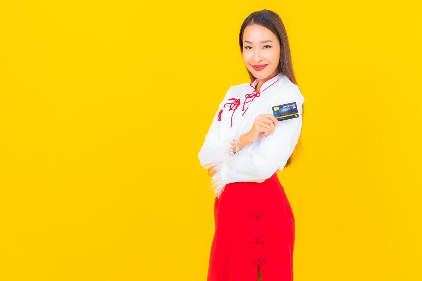 joven, mujer asiática, con, tarjeta de crédito foto