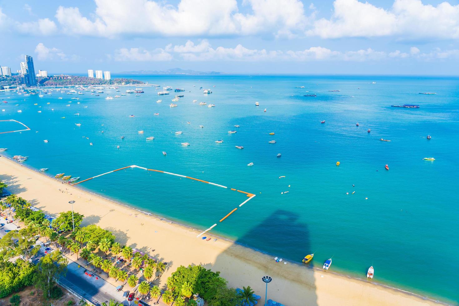 Hermosa playa tropical en la ciudad de Pattaya, Tailandia foto