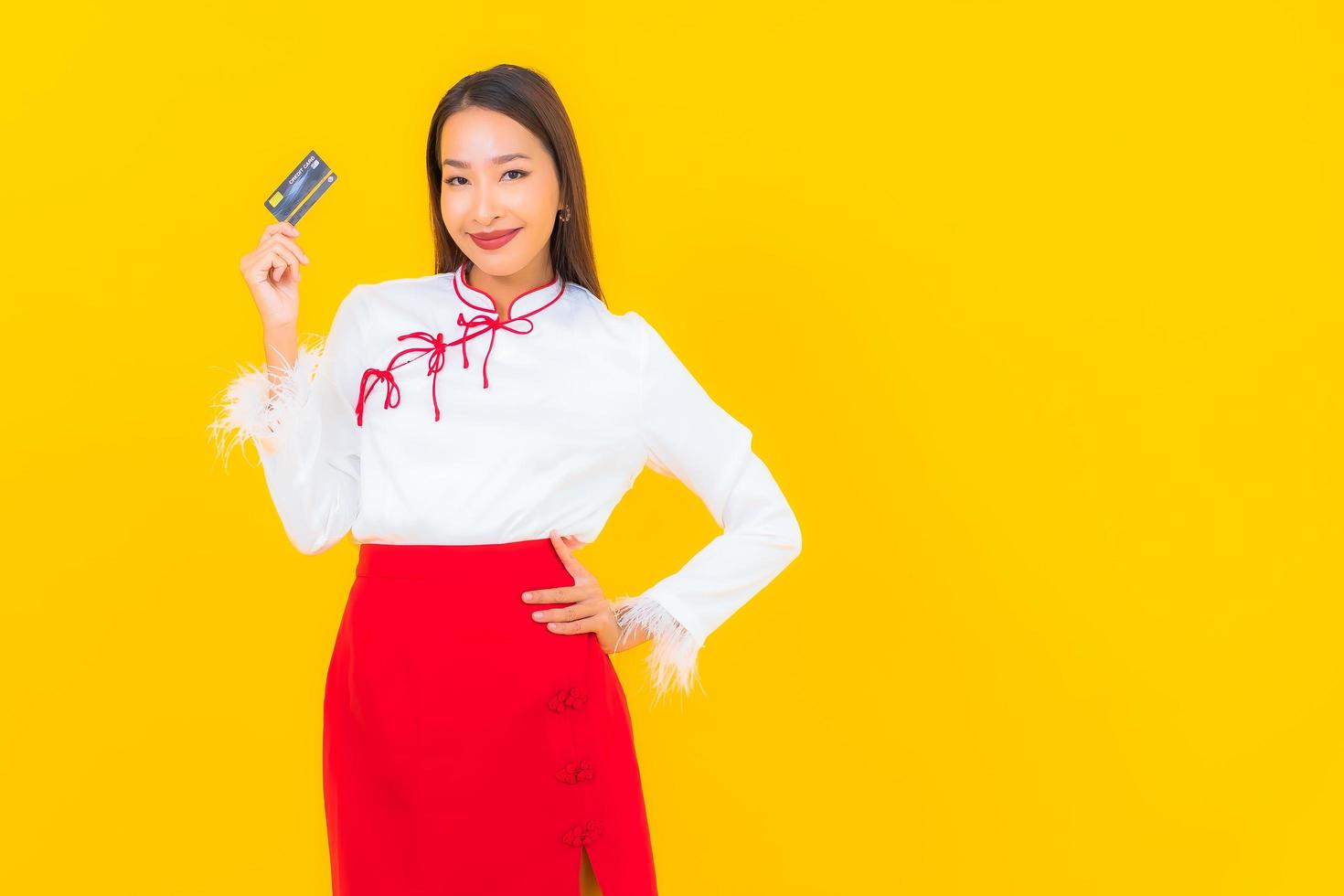 joven, mujer asiática, con, tarjeta de crédito foto