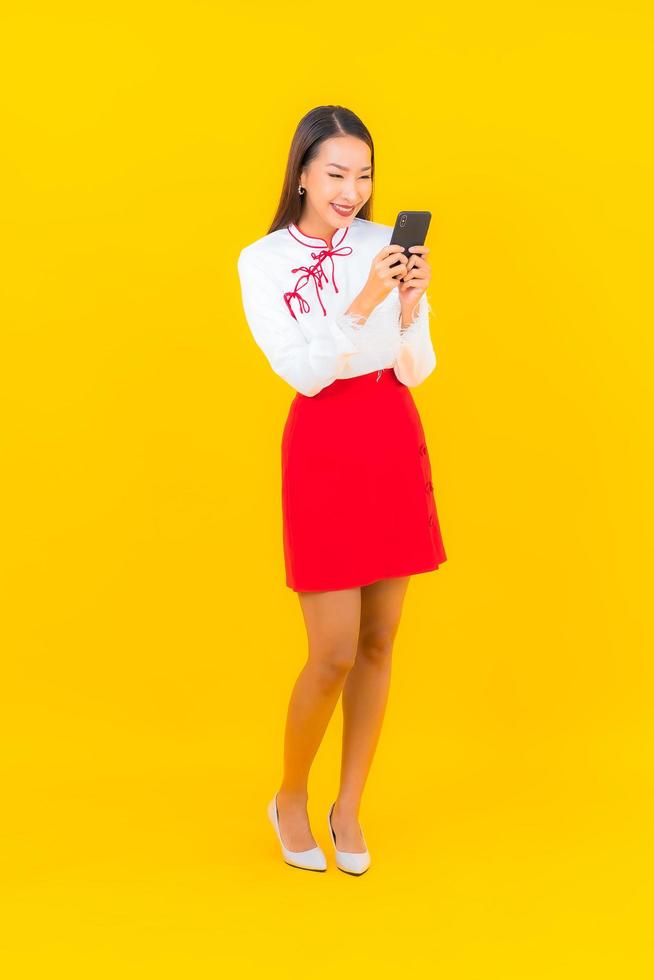 joven mujer asiática con teléfono móvil inteligente foto