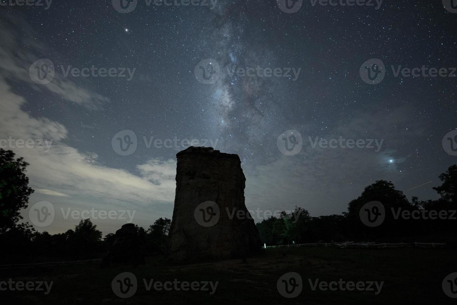 silueta de la vía láctea y la roca foto