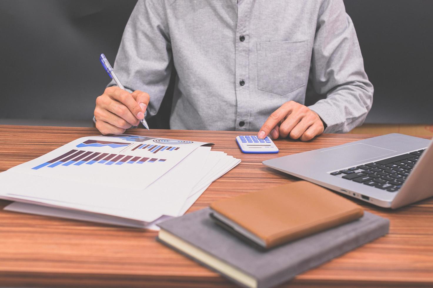 empresario en su escritorio foto