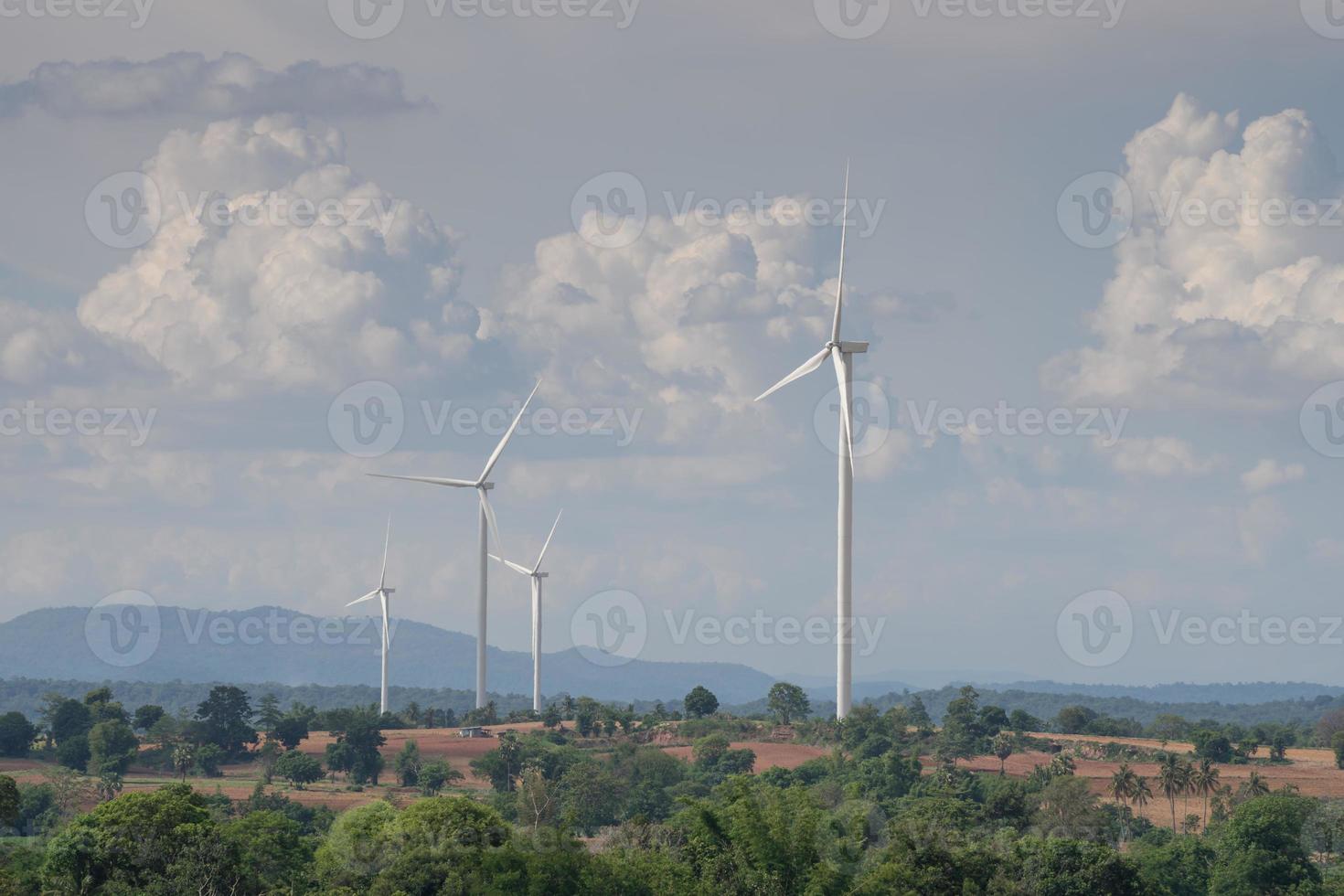 turbinas eólicas y nubes foto