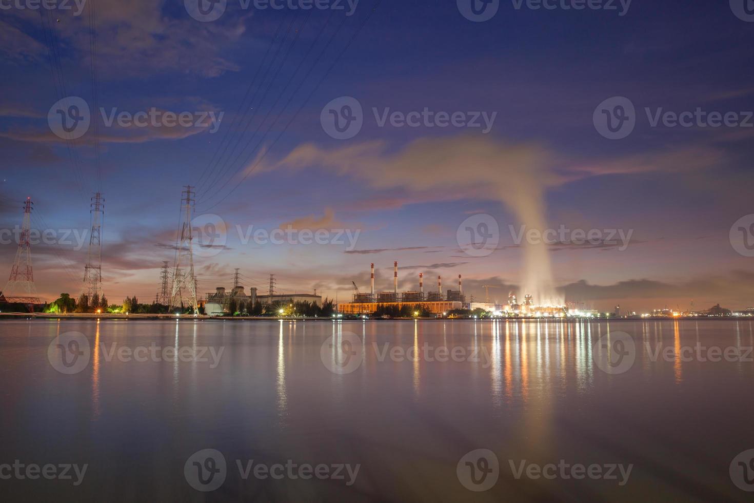 nubes y luces de la ciudad foto