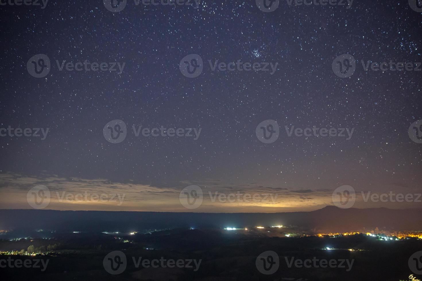 luces y estrellas de la ciudad foto