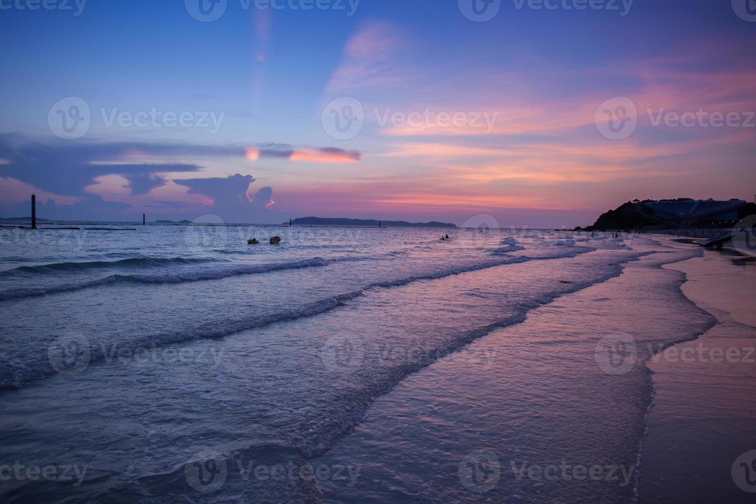 colorido atardecer y olas foto