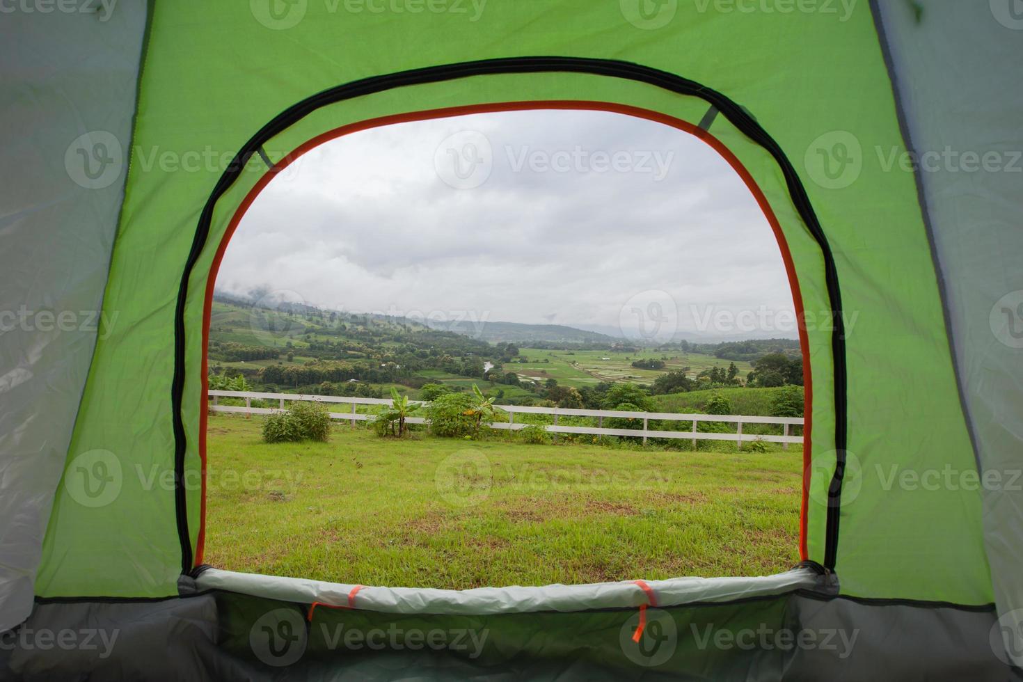 vista de un campo desde una carpa foto