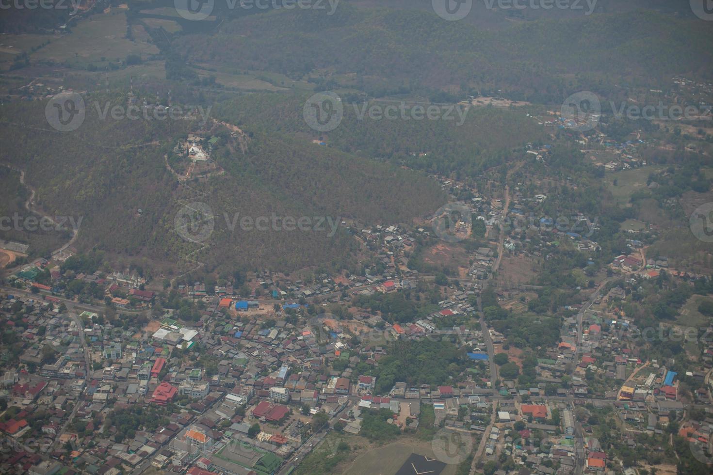 vista aérea de un pueblo en una colina foto