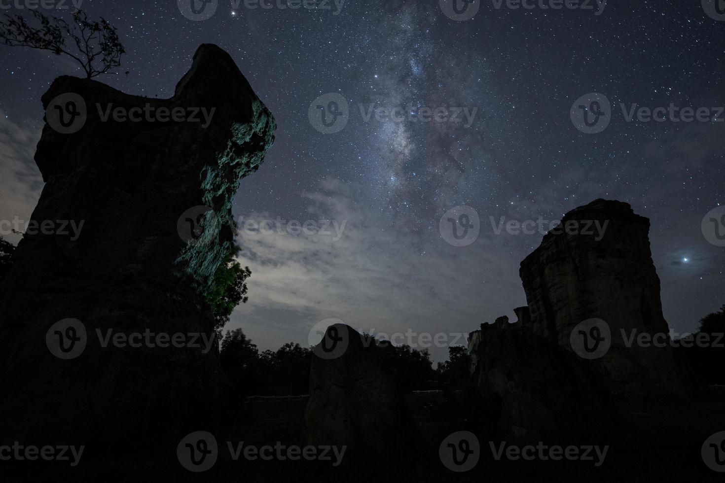 rocas y la vía láctea foto