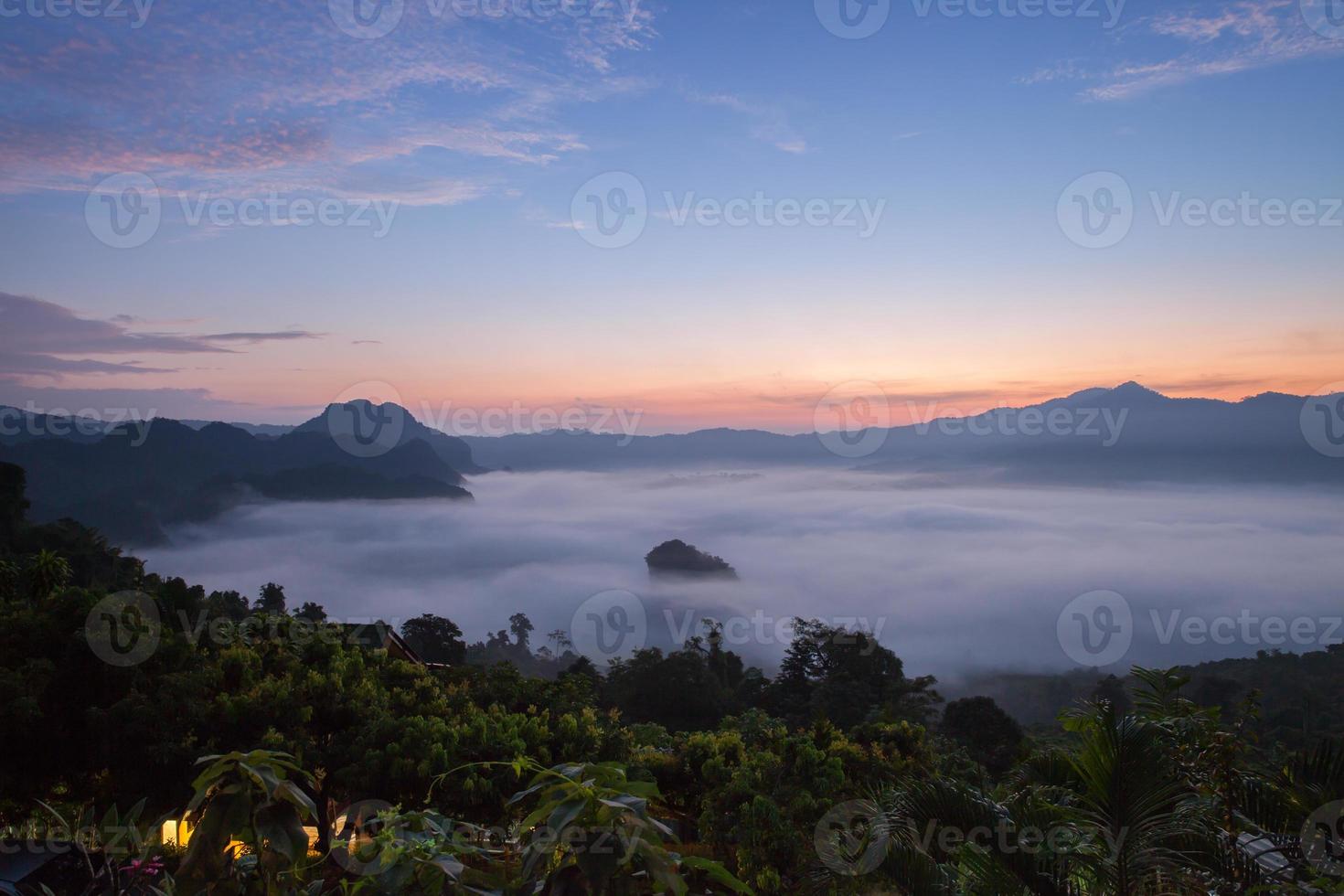 niebla sobre las montañas al amanecer foto